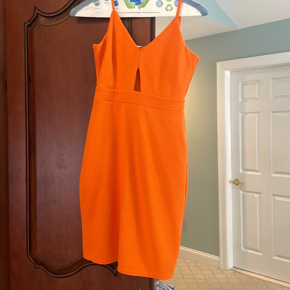 Beautiful orange mini dress with cutout. Size is medium but runs small worn 1x